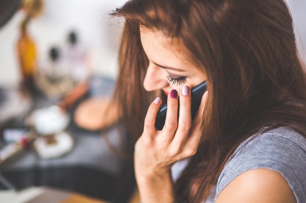 Picture of Woman on the phone, used for blog post entitled: "Network Marketing: Do you actually know how to invite properly?”